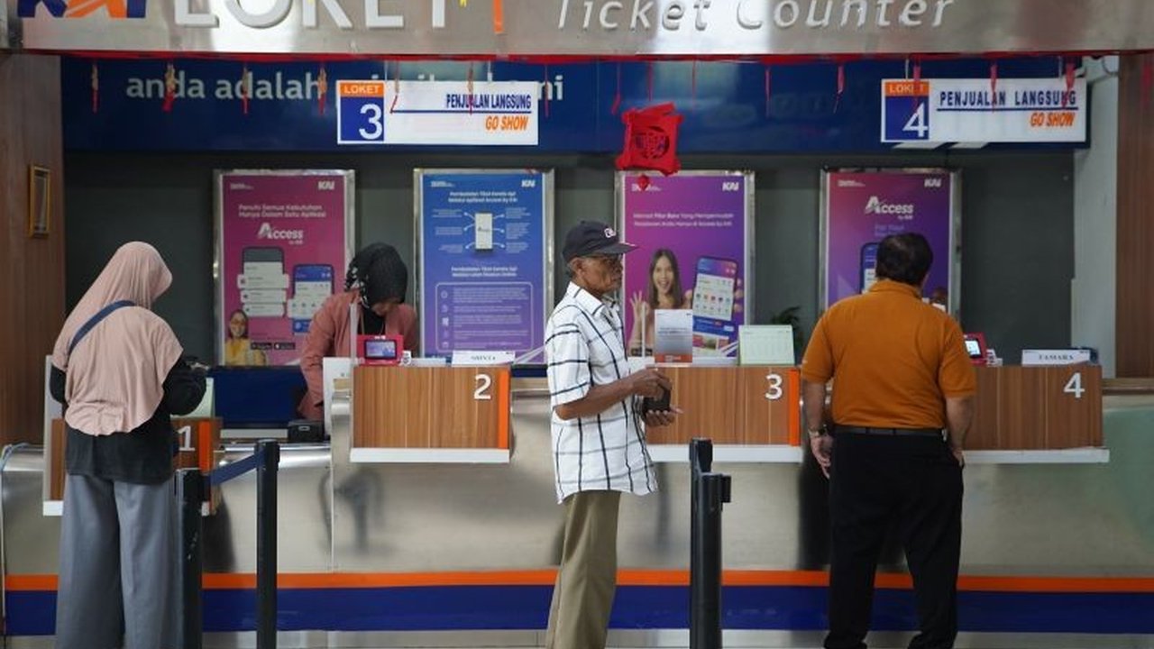 Stasiun Kediri dipadati penumpang selama libur panjang Waisak, dengan ribuan orang naik dan turun kereta, menunjukkan peningkatan signifikan dibandingkan hari biasa.