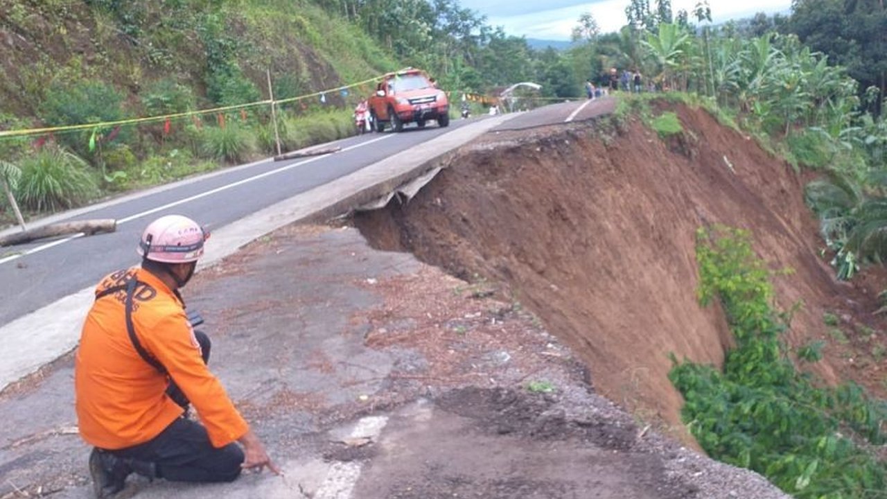 BPBD Ciamis memperingatkan potensi bencana hidrometeorologi seperti angin kencang, hujan lebat, dan tanah longsor masih tinggi hingga akhir Mei 2025, masyarakat diimbau waspada.