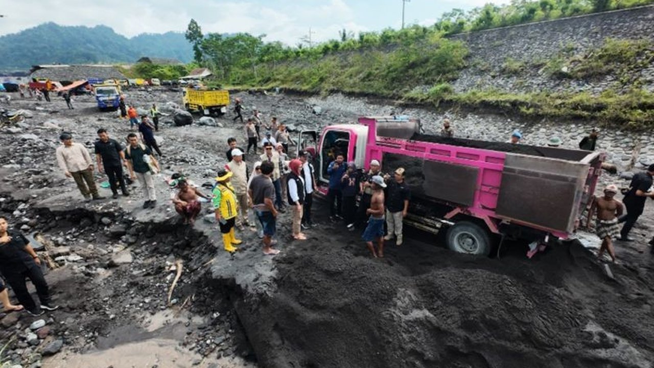 Tanggul Rusak Akibat Banjir Lahar Semeru Diperbaiki, Pemkab Lumajang Bergerak Cepat