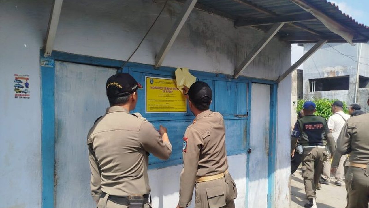 Pemerintah Kabupaten Ponorogo menutup total lokalisasi Pasar Janti setelah ditemukan 24 pekerja terindikasi HIV, langkah ini diambil untuk mencegah penyebaran penyakit dan melindungi masyarakat.