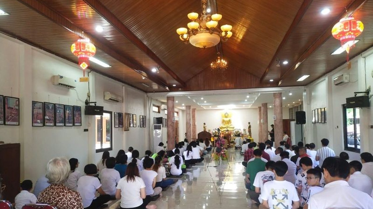 Perayaan Waisak 2569 BE di Manado menjadi momentum penting dalam memperkuat kedamaian dan kerukunan antar umat beragama di Sulawesi Utara, Wali Kota Andrei Angouw mengajak seluruh warga untuk mengamalkan nilai pengendalian diri.