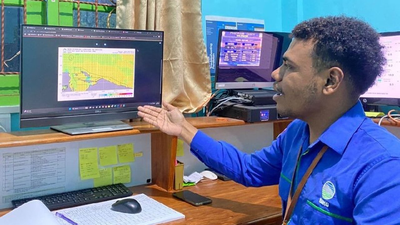 BMKG Jayapura memperingatkan potensi banjir rob di pesisir utara Papua akibat fenomena bulan purnama dan bibit siklon 93P, berdampak pada pasang surut air laut yang lebih tinggi dari normal.