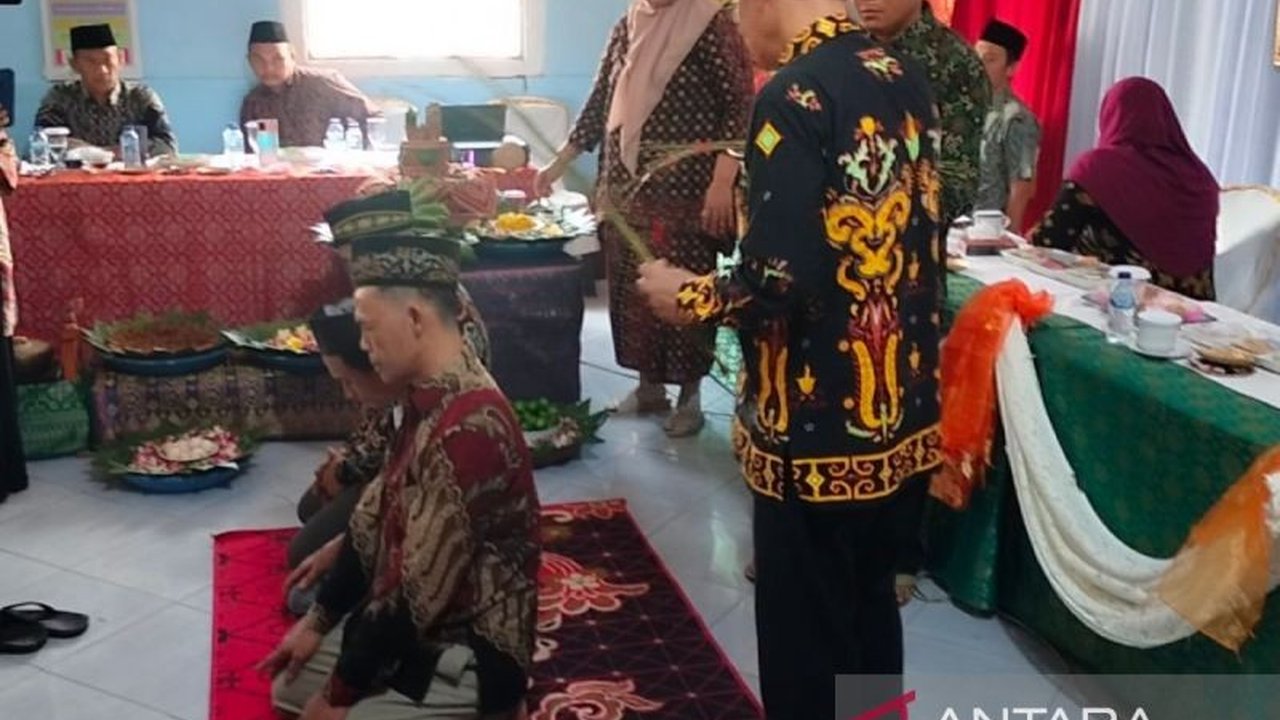 Badan Musyawarah Adat (BMA) Rejang Lebong menjatuhkan sanksi cambuk kepada tiga penyebar isu SARA, sebagai bagian dari program restorative justice.