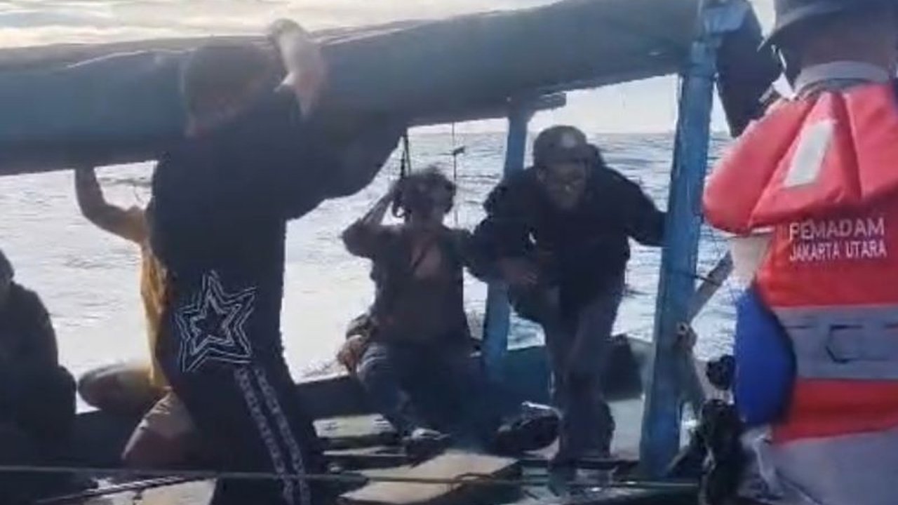 Tim Gulkarmat Jakarta Utara berhasil mengevakuasi 8 penumpang kapal KM Barok yang mengalami kerusakan mesin di perairan Pulau Tikus, Kepulauan Seribu.