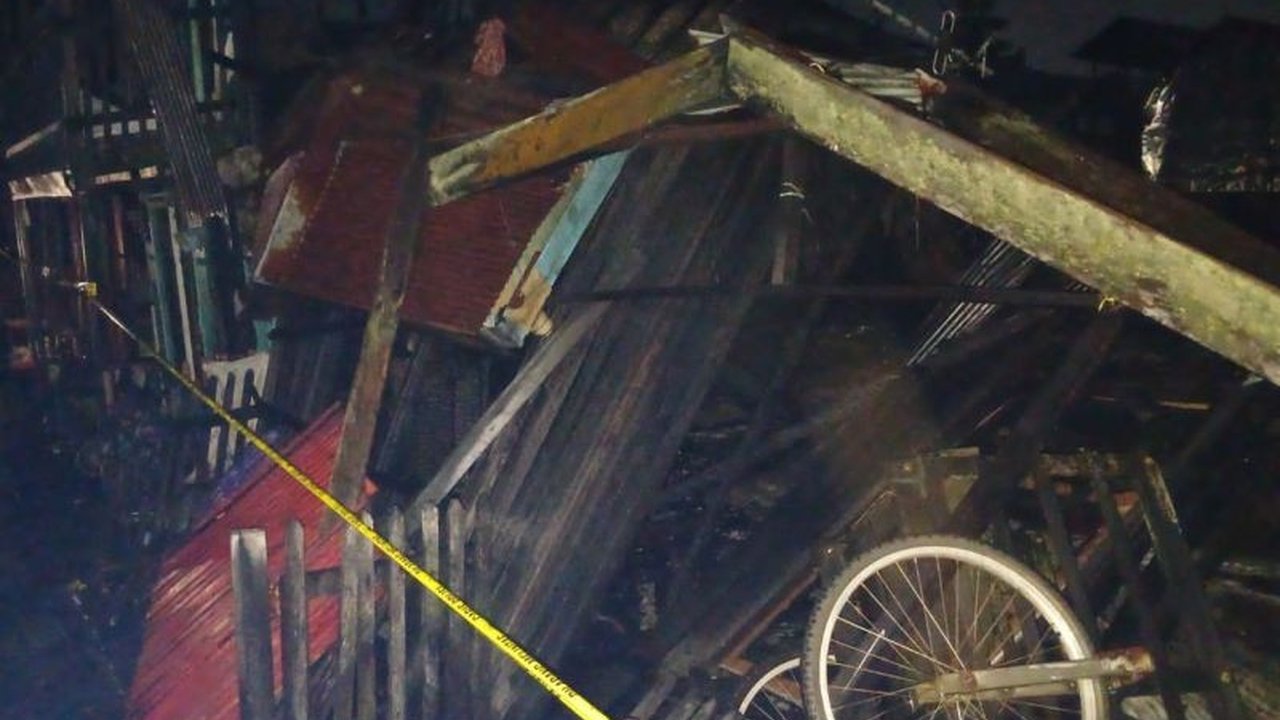 Kebakaran hebat menghanguskan sembilan rumah di Kelayan Luar, Banjarmasin, Minggu malam; polisi dari Polsek Banjarmasin Tengah masih menyelidiki penyebab kebakaran tersebut.