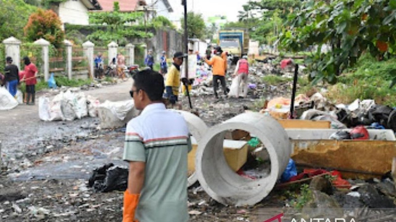Pemkot Banjarmasin memecah Tempat Pembuangan Sampah (TPS) terpusat di RK Ilir untuk mengatasi penumpukan sampah dan meningkatkan efisiensi pengelolaan sampah di kota.