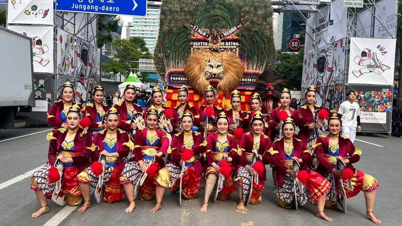 Sanggar Tari Svadara Warna Indonesia dari Jakarta Selatan berhasil memenangkan penghargaan 'Bronze Award' dalam festival tari bergengsi 'Powerful Daegu Festival 2025' di Korea Selatan, menampilkan tarian Reog Ponorogo.