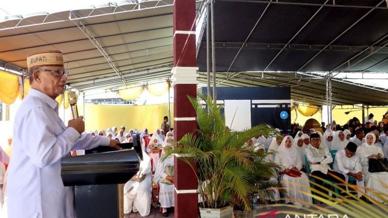 Bupati Bone Bolango berpesan kepada 200 JCH agar fokus beribadah di Tanah Suci dan mengupayakan tambahan uang saku dari APBD.