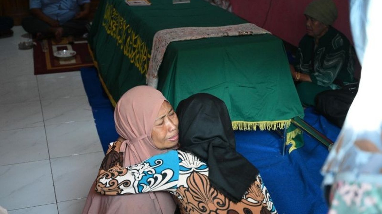 Jenazah Rizal Sampurna, pekerja migran Indonesia (PMI) yang meninggal di Kamboja, telah tiba di Banyuwangi dan dimakamkan; kasus ini diduga terkait tindak pidana perdagangan orang (TPPO).