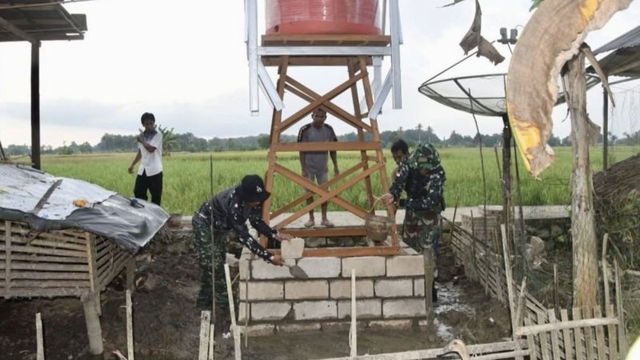 Satgas TMMD ke-124 Kodim 1002/HST membangun lima sumur bor di Desa Pengambau Hilir Luar, Kalsel, untuk memenuhi kebutuhan air bersih warga, mengatasi ketergantungan pada air sungai yang tak sehat.