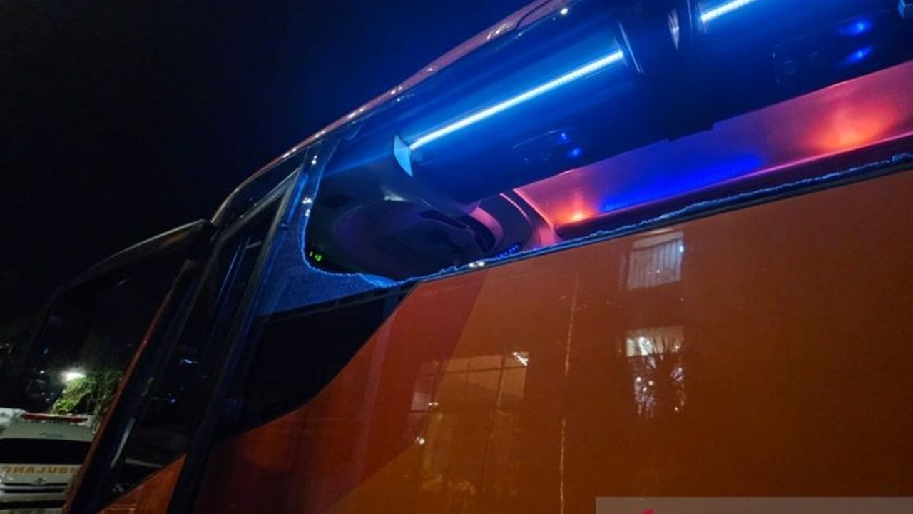 Polres Malang telah memeriksa empat saksi terkait pelemparan bus Persik Kediri pasca pertandingan melawan Arema FC di Stadion Kanjuruhan, termasuk dua korlap Aremania, dan masih mencari pelaku.