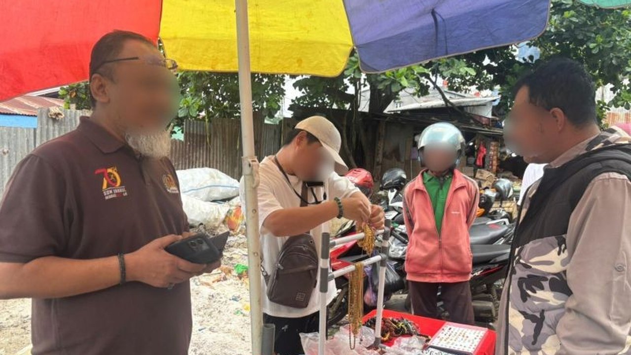 Kantor Imigrasi Kendari mendeportasi dua WNA Tiongkok yang kedapatan ilegal dan melakukan jual beli batu giok di Pasar Korem, Kendari, Sulawesi Tenggara.