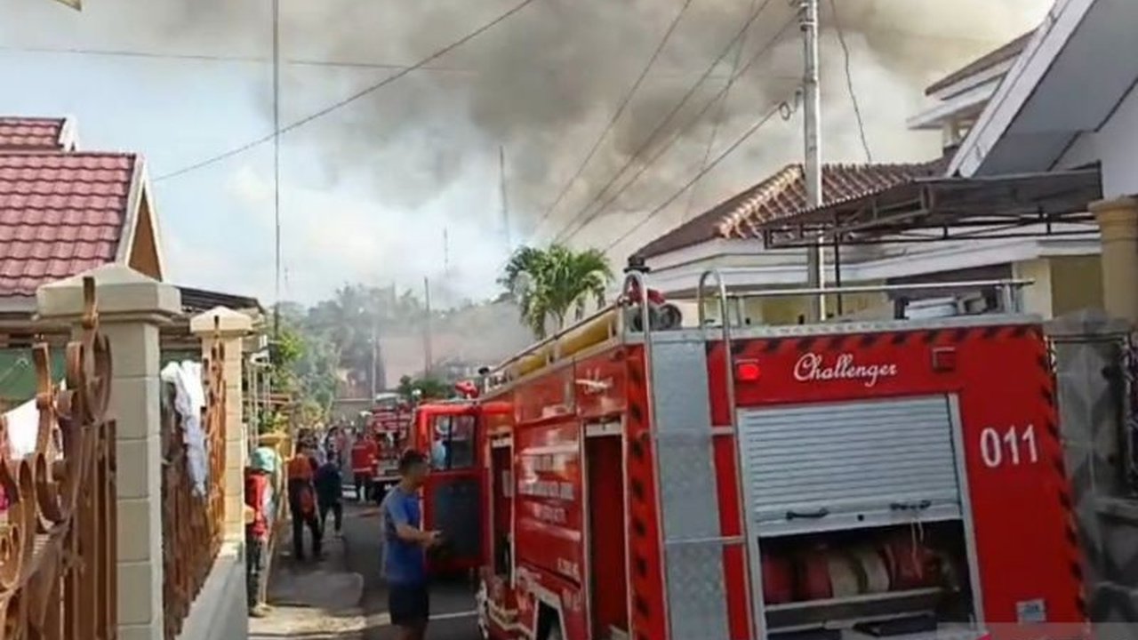 Kebakaran menghanguskan rumah mantan Wakil Bupati Samosir, Martua Sitanggang, di Jambi; Dinas Pemadam Kebakaran mengerahkan empat armada untuk memadamkan api yang diduga berasal dari korsleting listrik.