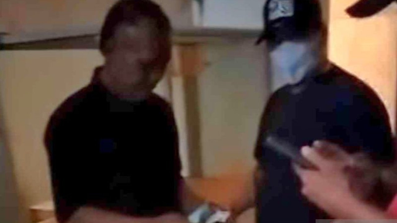 Operasi Berantas Jaya 2025 Polres Metro Bekasi berhasil mengamankan tiga pelaku pungli dengan modus juru parkir liar di Cikarang Utara dan Pasar Induk Cibitung, meraup jutaan rupiah per bulan.