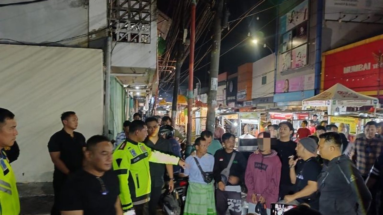 Polda Metro Tangerang menangkap 34 preman, termasuk seorang penarik uang salaran yang menganiaya pedagang di Pasar Lama, Tangerang.  Polisi mengamankan barang bukti berupa senjata tajam dan uang hasil pemerasan.