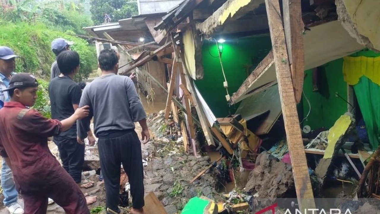 Evakuasi Satu Keluarga di Cipanas Akibat Tembok Penahan Tanah Ambruk