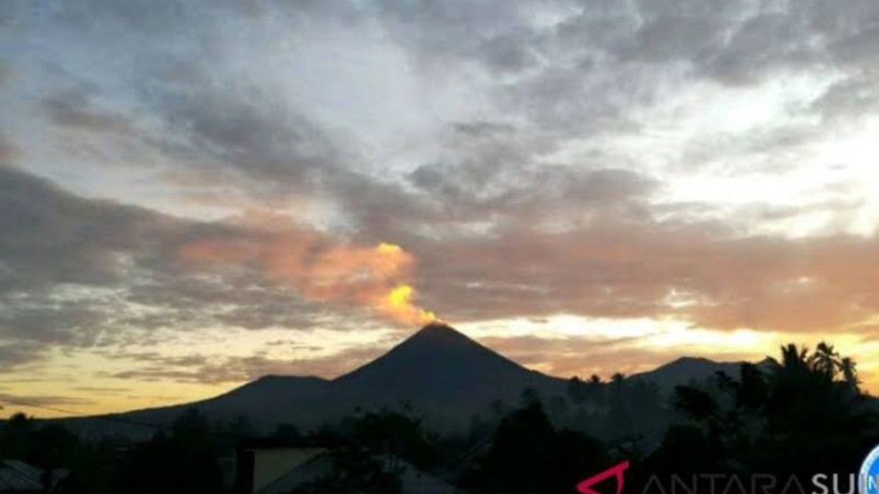 Gunung Soputan di Sulawesi Utara berstatus Waspada, Badan Geologi mengimbau masyarakat menjauhi radius bahaya demi keselamatan.