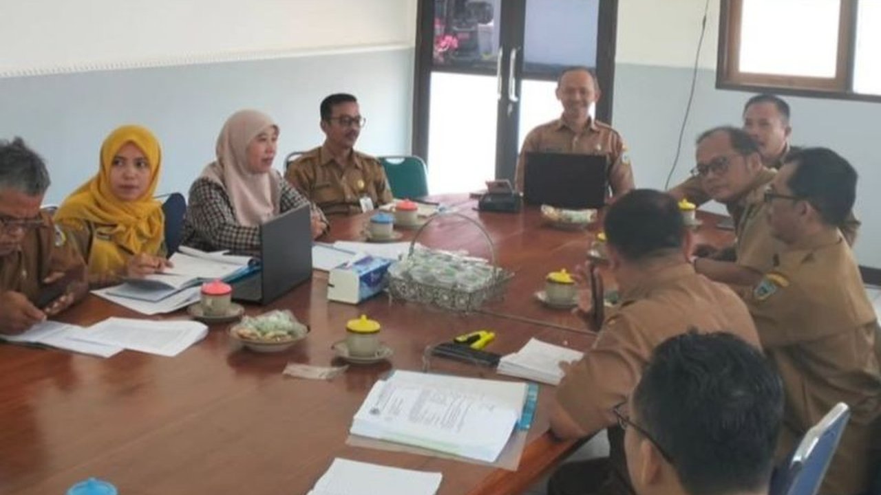 Kabupaten Pacitan, Jawa Timur, meluncurkan proyek percontohan dengan mendirikan 24 Koperasi Merah Putih di 12 kecamatan untuk memperkuat ekonomi desa dan mempermudah akses kebutuhan pokok bagi warga.