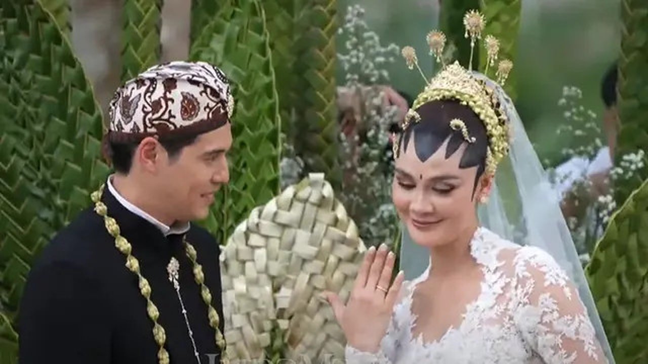Luna Maya tampil cantik sebagai pengantin perempuan di momen akad nikah (YouTube Luna Maya)