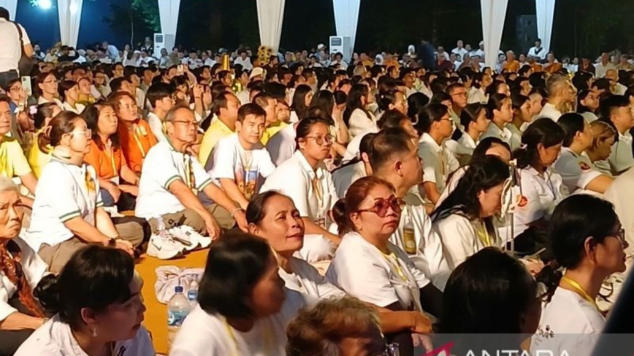 Ribuan umat Buddha berkumpul di Candi Borobudur untuk merayakan detik-detik Waisak 2569 BE, memperingati kelahiran, pencapaian kebuddhaan, dan wafatnya Buddha Gautama, dengan tema peningkatan pengendalian diri dan kebijaksanaan untuk perdamaian dunia.