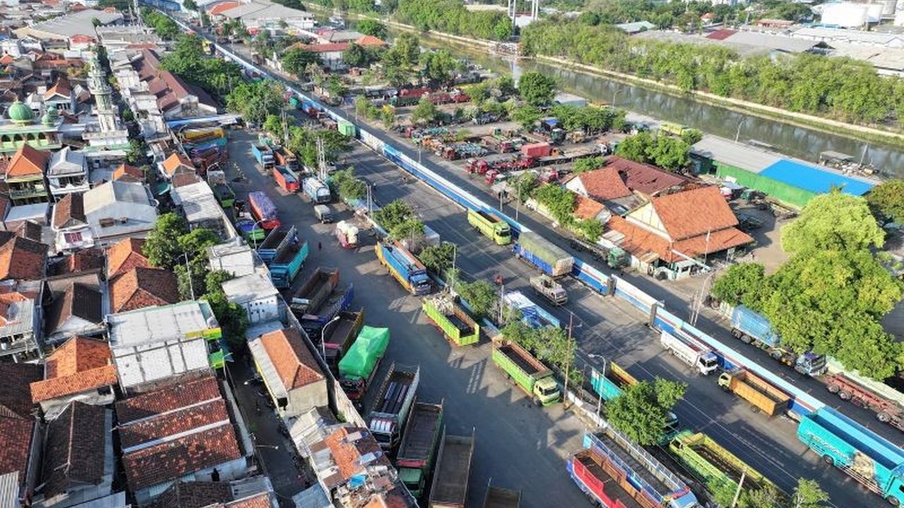 PT Pelindo Regional 3 menjamin kelancaran operasional Pelabuhan Tanjung Perak selama libur Waisak 2025 dengan dukungan sistem digital dan buffer area untuk antisipasi lonjakan kendaraan.