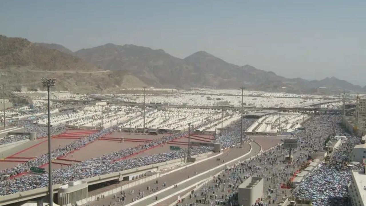 PT Arsy Buana Travelindo Tbk raih kontrak dari Kemenag untuk menyediakan layanan katering bagi jamaah haji Indonesia di Makkah dan Madinah pada tahun 2025.