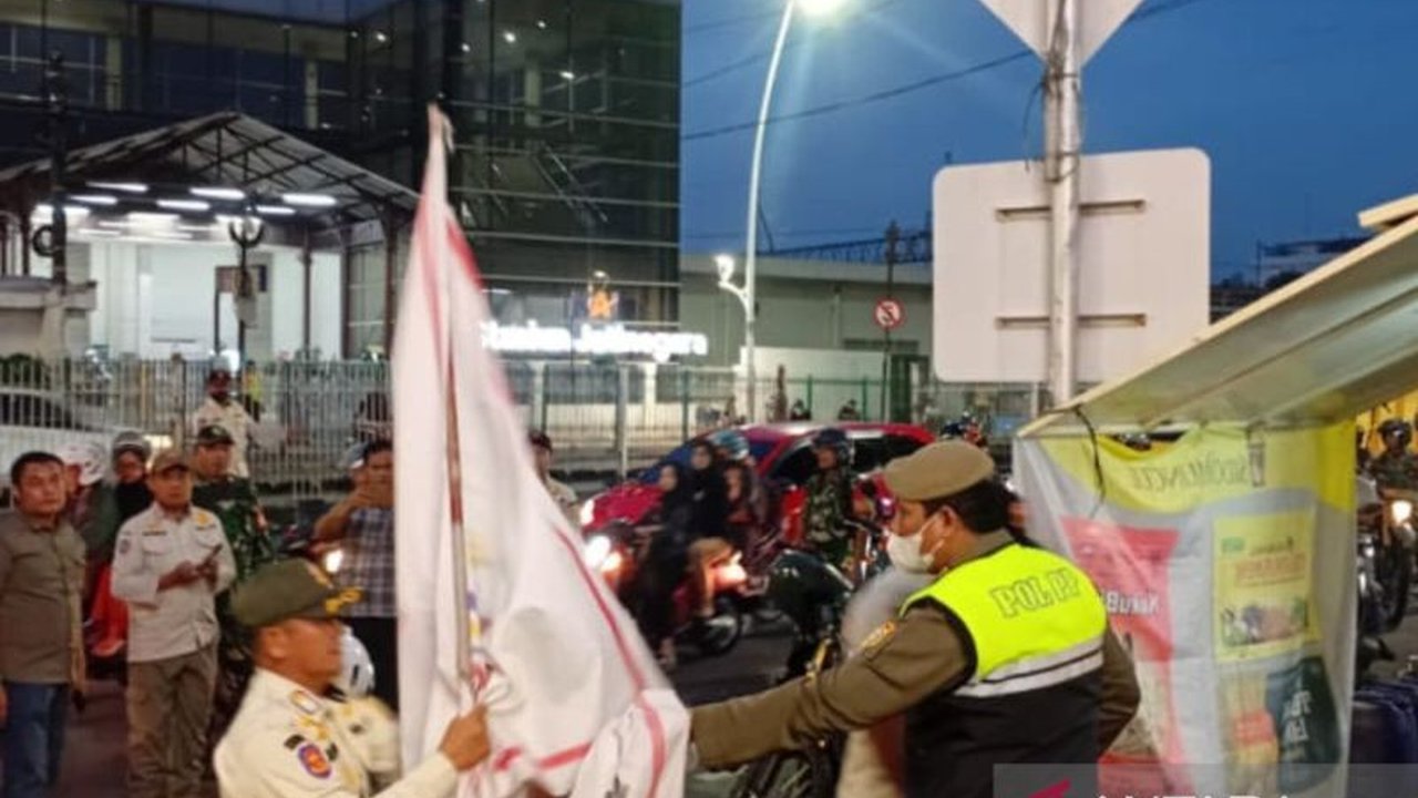 Polda Metro Jaya menurunkan 14 atribut ormas di Jakarta Timur untuk menciptakan ruang publik yang aman dan tertib, mencegah potensi konflik sosial.