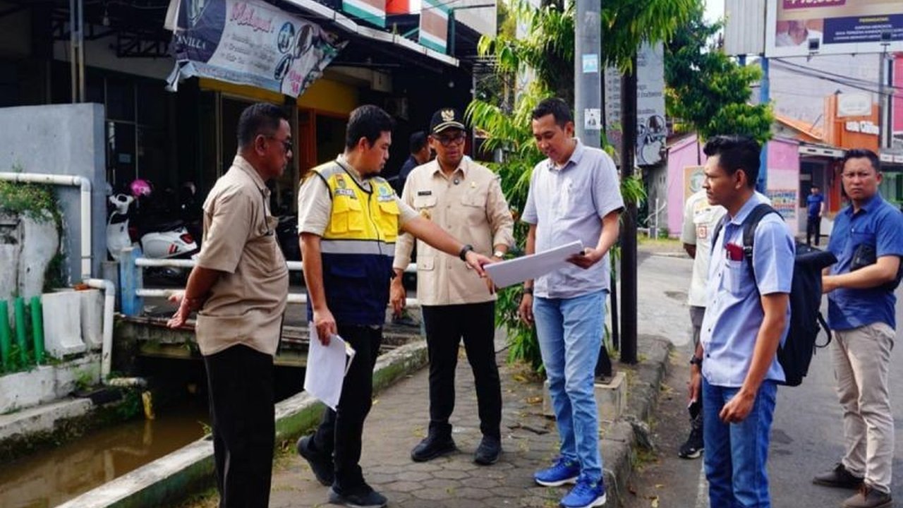 Pemkab Batang membangun trotoar senilai Rp797 juta dengan sistem kabel bawah tanah untuk mencegah pemborosan anggaran dan menciptakan lingkungan yang lebih tertata, ramah, dan nyaman bagi masyarakat.