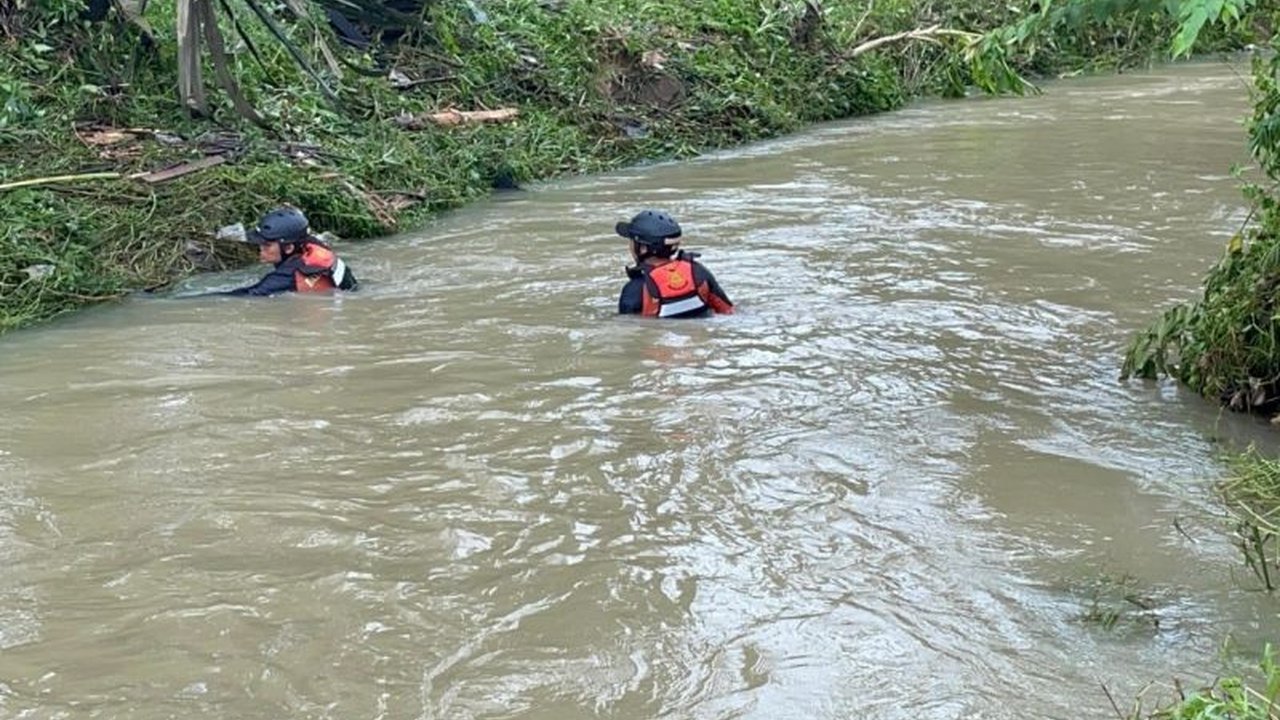 Tim SAR gabungan di Samarinda terus berupaya menemukan Nabil Sarim (2 tahun) yang terseret arus banjir di Gang Saka, Jalan P. Suryanata, pencarian hari kedua terkendala arus deras dan sungai yang sempit.