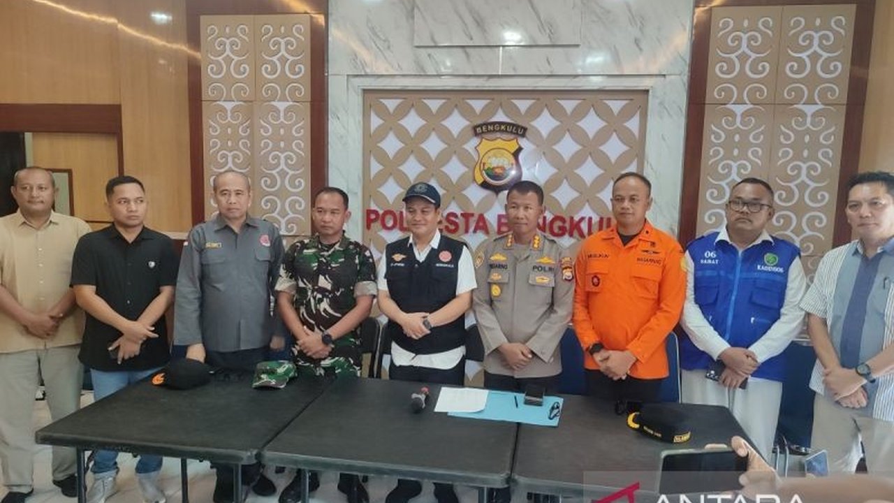 Kapal wisata Tiga Putera karam di perairan Pantai Malabero, Bengkulu, menewaskan 8 penumpang dari total 107 orang yang berada di kapal tersebut.