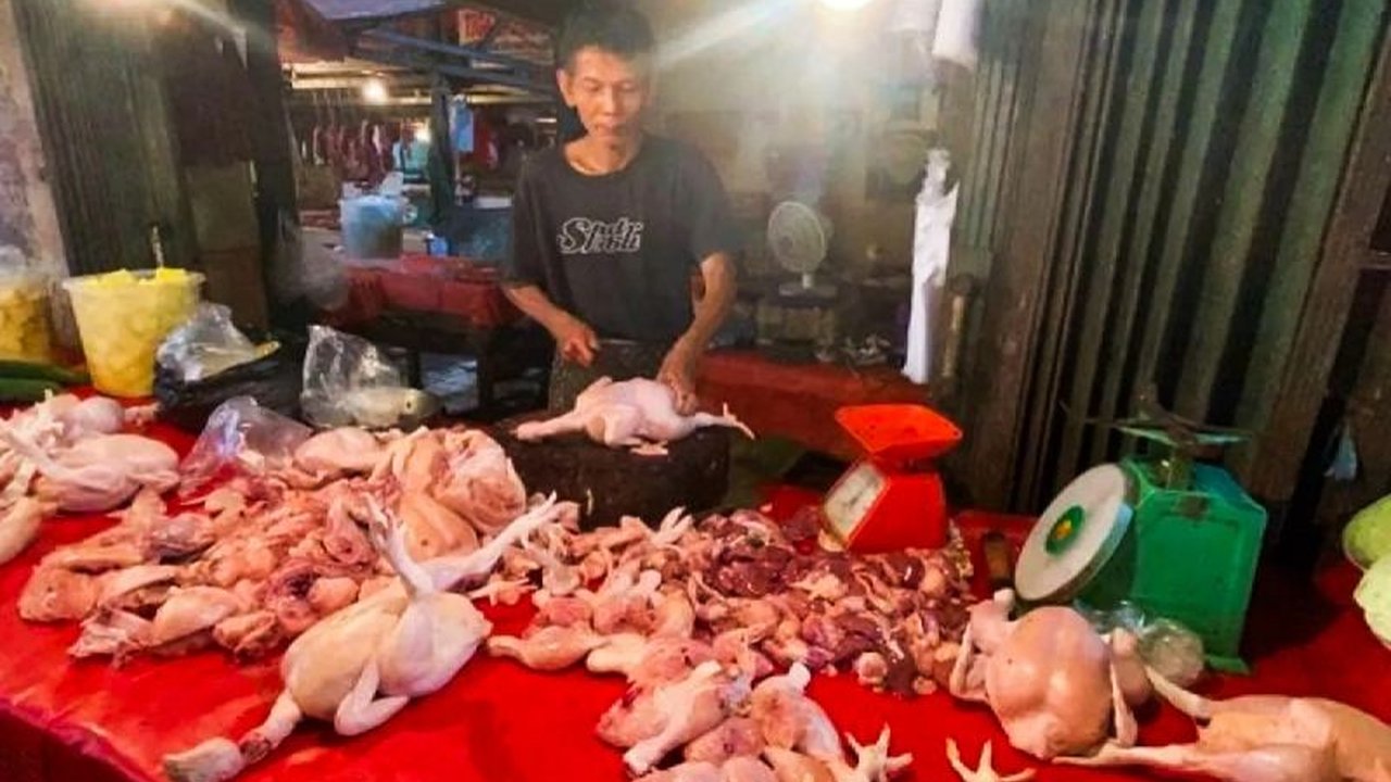 Badan Pangan Nasional (Bapanas) melaporkan penurunan harga bawang merah dan daging ayam di pasaran, serta update harga komoditas pangan lainnya.