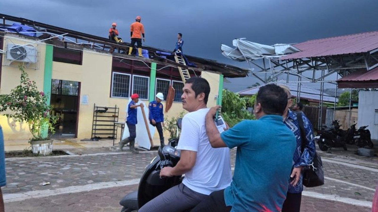 Sekolah Dasar Islam Terpadu (SDIT) di Aceh Tamiang rusak berat diterjang angin kencang disertai hujan, kerugian ditaksir mencapai ratusan juta rupiah.