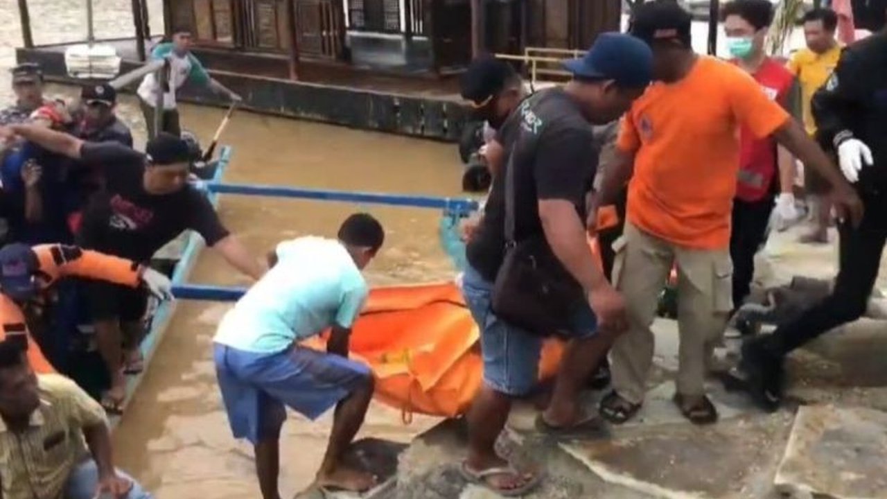 Tim gabungan berhasil mengevakuasi jasad Jaka Suci Amanaji (30), seorang pemancing yang hilang di muara Pantai Pancer Door, Pacitan, setelah pencarian yang terkendala arus deras.
