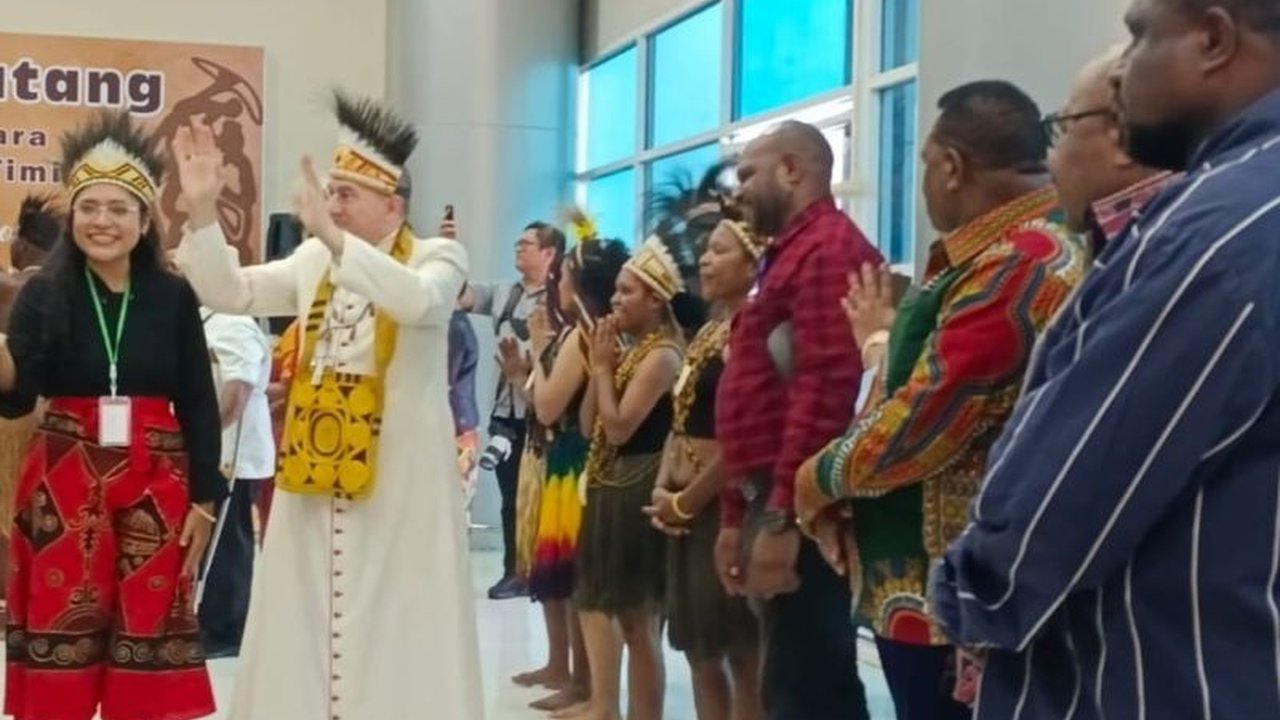 Duta Besar Vatikan untuk Indonesia, Mgr. Piero Pioppo, disambut hangat dengan tarian adat Suku Kamoro di Timika, Papua Tengah, sebelum memimpin penahbisan Uskup Timika yang akan dihadiri ribuan umat Katolik.