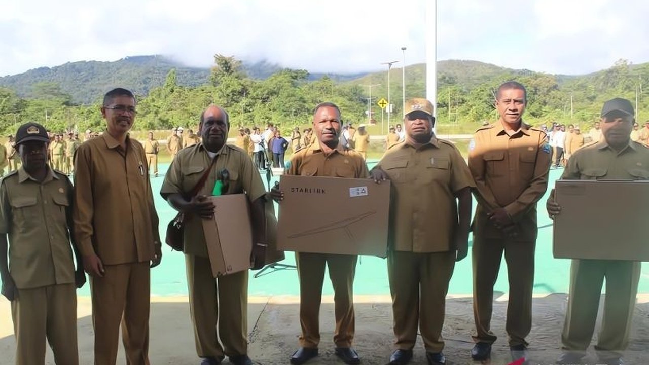 Pemkab Tambrauw, Papua Barat Daya, distribusikan 238 unit Starlink ke 216 kampung untuk perkuat akses internet dan promosikan potensi wisata daerah.