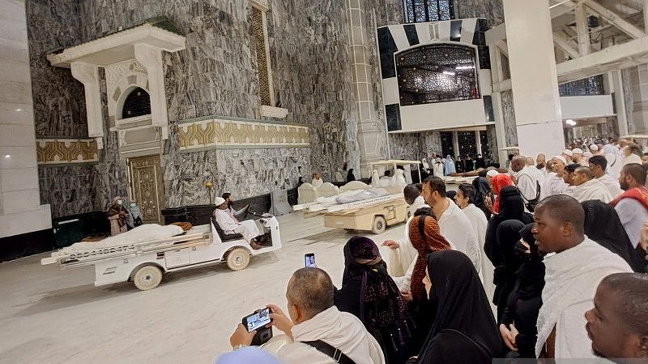 Kusnan bin Syahrin, calon haji asal Kotawaringin Timur, Kalimantan Tengah, meninggal dunia dua hari sebelum keberangkatan, meninggalkan duka mendalam bagi keluarga dan jemaah lainnya.