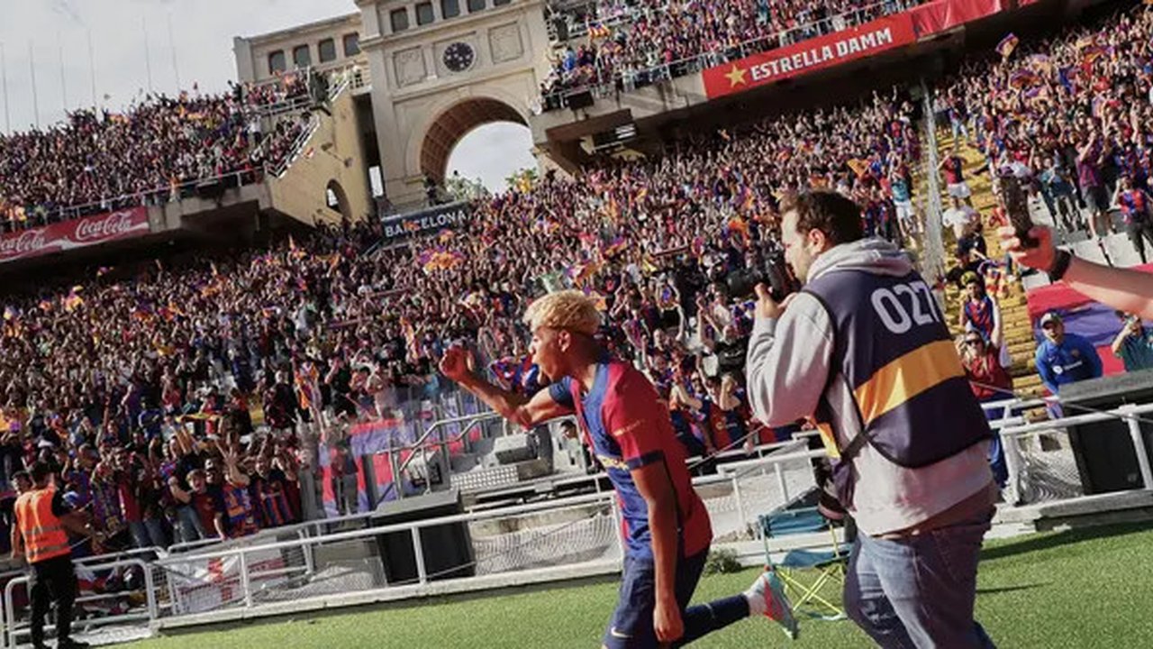 Pemain Barcelona, Lamine Yamal merayakan golnya ke gawang Real Madrid dalam laga lanjutan Liga Spanyol 2024/2025 di Estadi Olimpic Lluis Companys, Barcelona, Spanyol, Minggu (11/05/2025) wakt