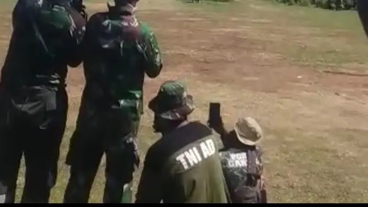 Para petugas nampak tengah mengamati asap hitam mengepul sesaat pemusnahan amunisi kadaluwarsa di Pantai Cijeruk-Cimerak, Kecamatan Cibalong, Garut, Jawa Barat. (Liputan6.com/Jayadi Supriadin