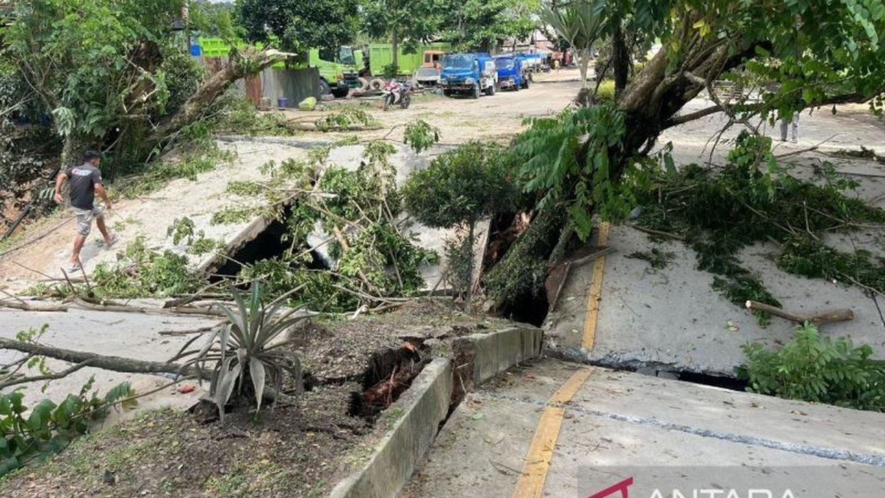 Putusnya Jalan HM Rifaddin di Samarinda menyebabkan Polresta Samarinda mengoptimalkan jalur arteri dan memberikan imbauan pengalihan arus lalu lintas untuk menghindari kemacetan.