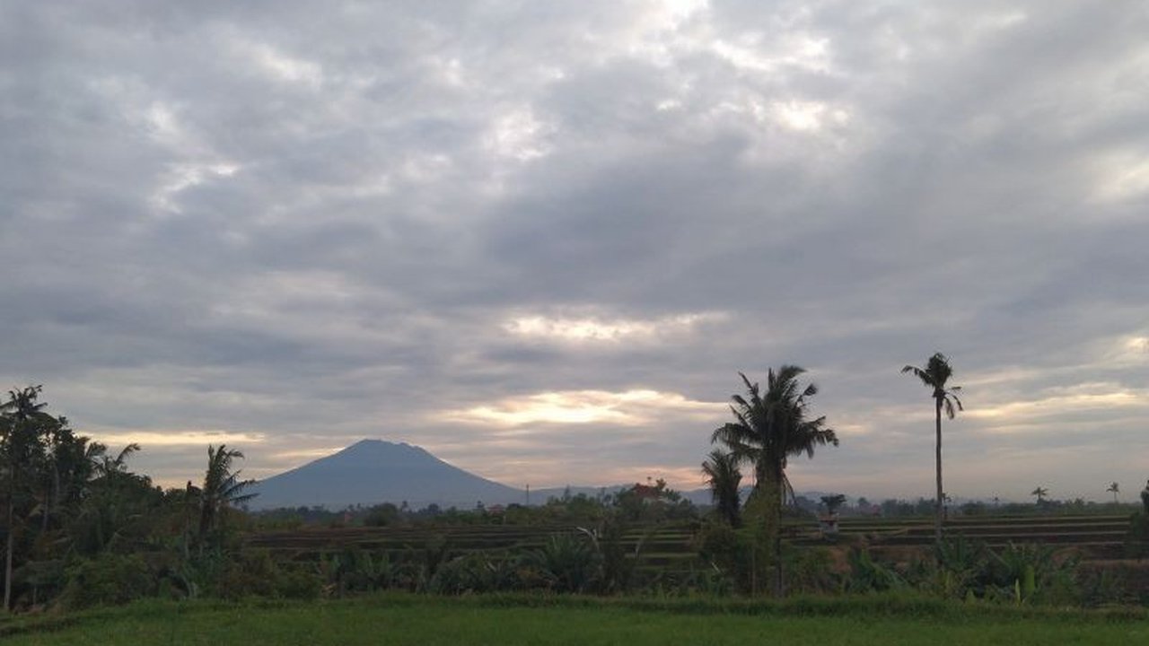 BMKG memprakirakan curah hujan rendah di Bali pada Juni 2025, berkisar antara 21-150 mm, dengan tingkat kerawanan banjir rendah.