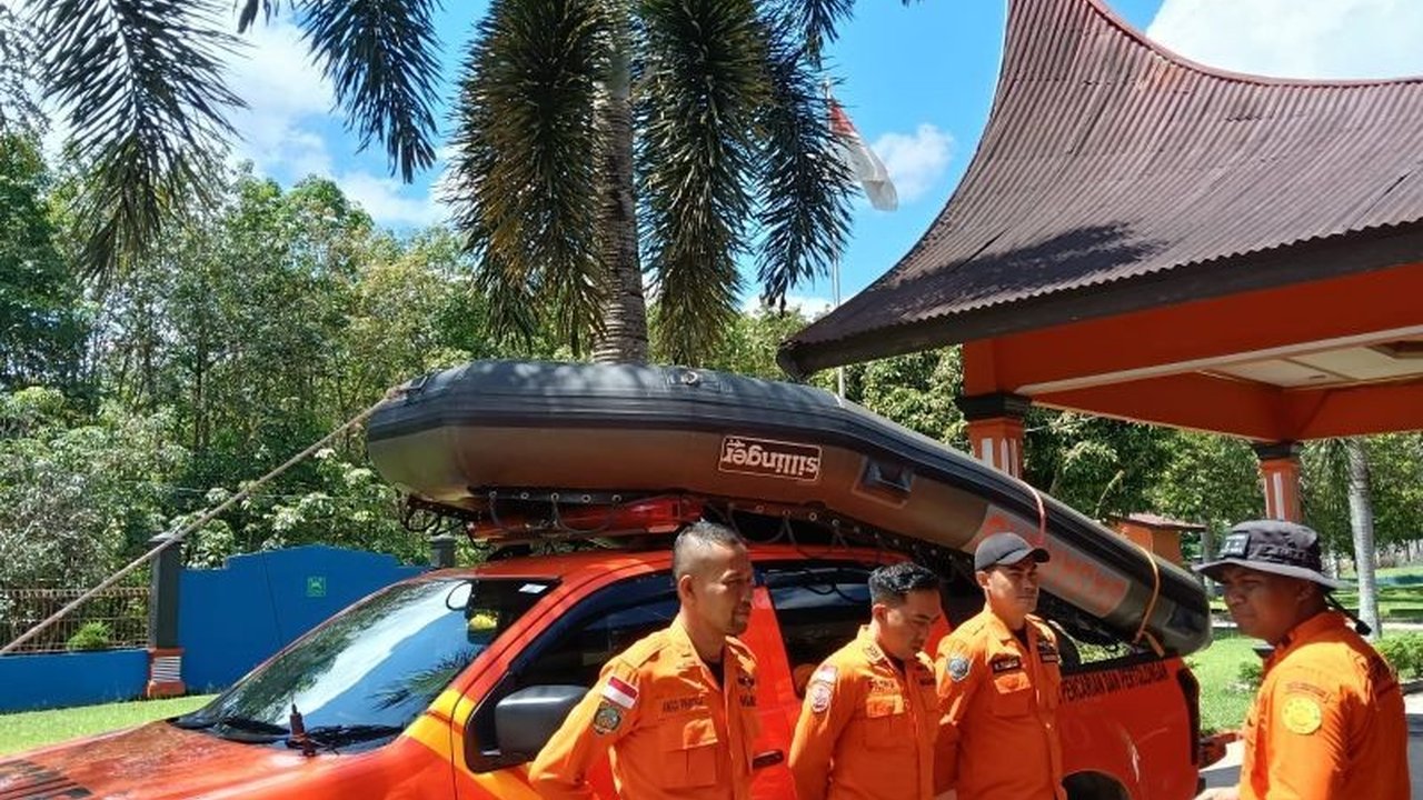 Seorang warga Pasaman Barat, Depi Pahrizi (45), diterkam buaya saat menyeberangi kanal PT Bakrie Pasaman Plantation; Tim SAR Pasaman telah diterjunkan untuk melakukan pencarian.