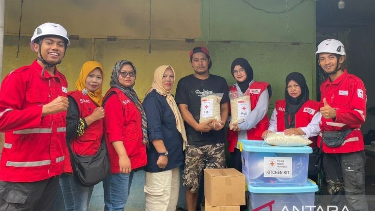 Palang Merah Indonesia (PMI) Kabupaten Cianjur menyalurkan bantuan logistik dan layanan kesehatan kepada warga Desa Sindanglaya, Cipanas, yang terdampak ambruknya tembok penahan tanah.