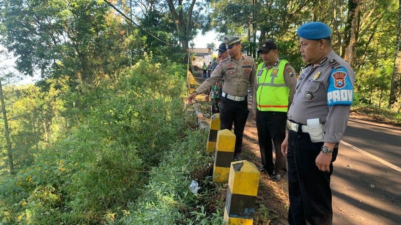 Kecelakaan tunggal jip wisata di jalur Gunung Bromo mengakibatkan delapan wisatawan luka-luka, polisi menduga sopir mengantuk.