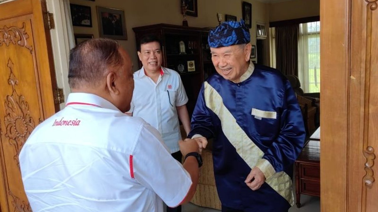 Tokoh pencak silat dunia dan Bapak Pencak Silat Dunia, Eddie Marzuki Nalapraya, meninggal dunia pada usia 93 tahun, meninggalkan warisan besar bagi perkembangan pencak silat nasional dan internasional.