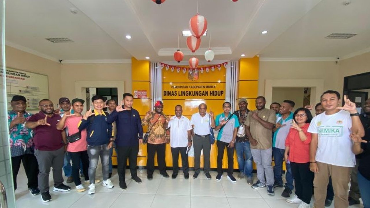 Dinas Lingkungan Hidup Mimika mengerahkan 20 truk untuk mengangkut sampah mencapai 99 ton per hari, kendati anggaran pengelolaan sampah turun, pelayanan tetap diupayakan maksimal.