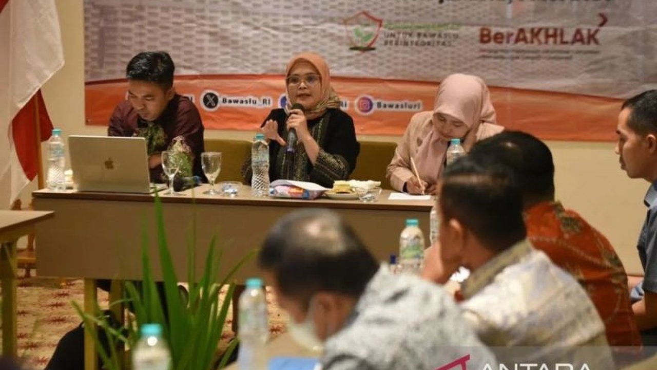 Pengamat politik nilai Form A Online Bawaslu sebagai bagian reformasi digital kepemiluan, permudah pengawasan partisipatif dan transparansi data pemilih, namun perlu jaminan keamanan data.