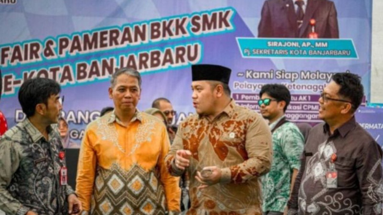 Pemerintah Kota Banjarbaru menggelar Naker Fest 2025, menawarkan 619 lowongan kerja untuk menekan angka pengangguran dan meningkatkan kualitas sumber daya manusia.