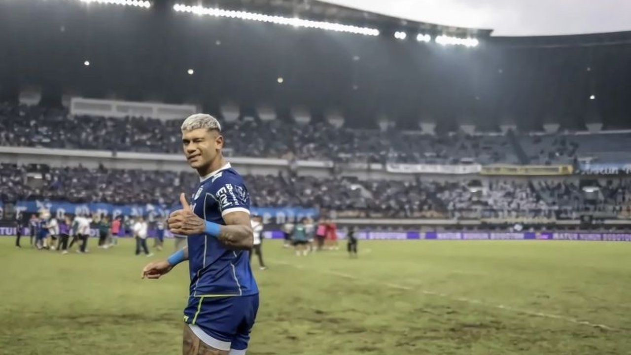 Penyerang Persib Bandung, Ciro Alves, dipastikan absen hingga akhir musim Liga 1 2024/2025 setelah Komdis PSSI menjatuhkan sanksi tambahan berupa larangan bermain dua pertandingan akibat insiden di lapangan.