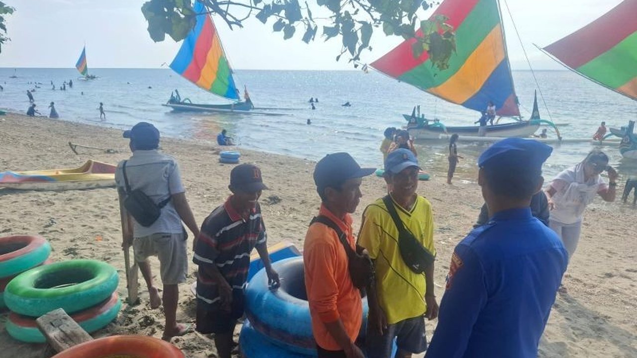 Satpolairud Polres Situbondo melakukan patroli dan pengamanan di objek wisata Pantai Pasir Putih selama libur panjang Waisak 2025 untuk mencegah kecelakaan laut dan memberikan edukasi kepada wisatawan.