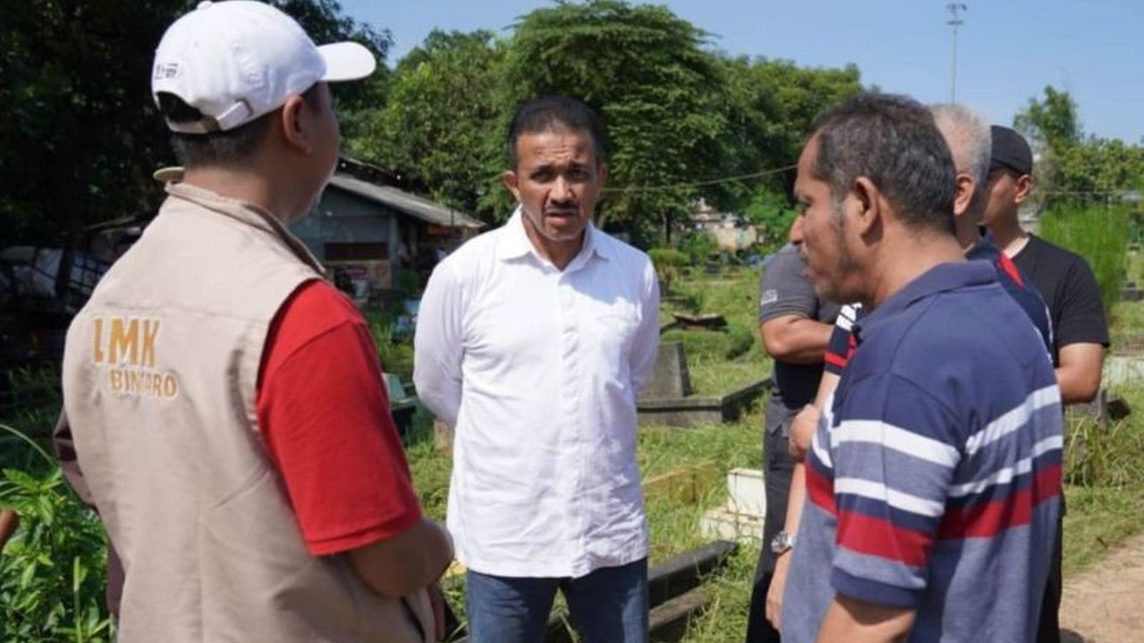 Pemkot Jaksel bergerak cepat membersihkan Kampung Lebak Tanjung di Bintaro setelah pemberitaan kumuh dan makam tak terawat viral di media sosial.
